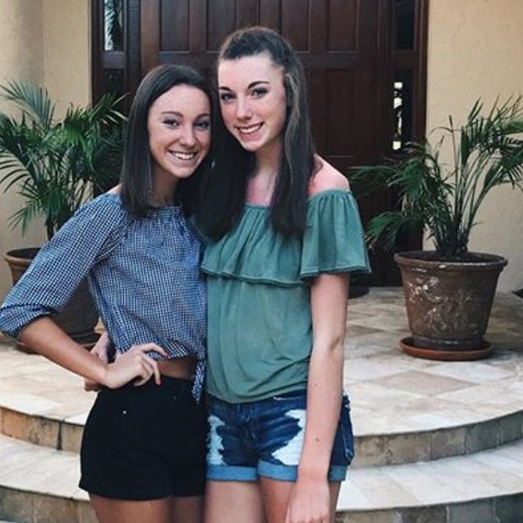 American Eagle Off the Shoulder Too - Picture 2 of 3